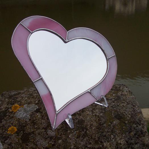 Miroir en coeur avec les bords en vitrail tiffany rose