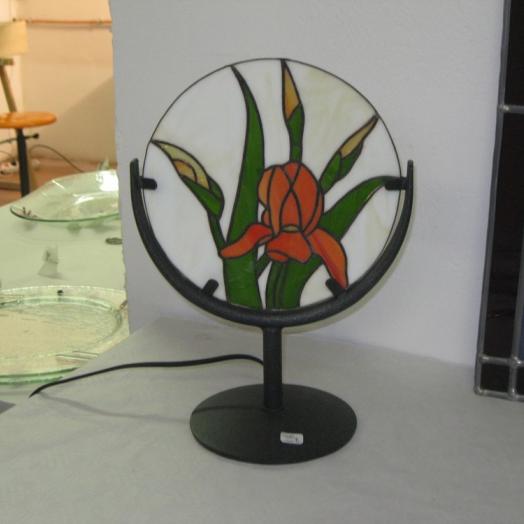 Lampe tiffany ronde avec une fleur rouge