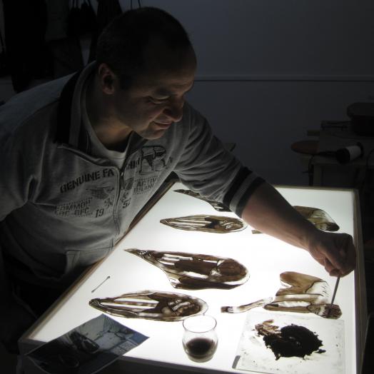 Travail de peinture sur verre au dessus d'une plaque lumineuse