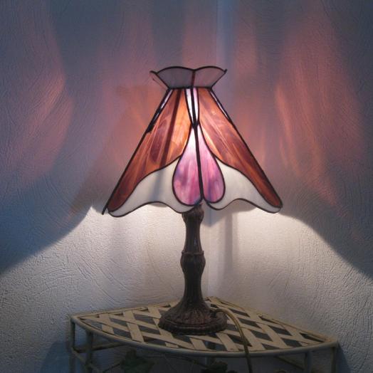 Lampe tiffany allumée rouge