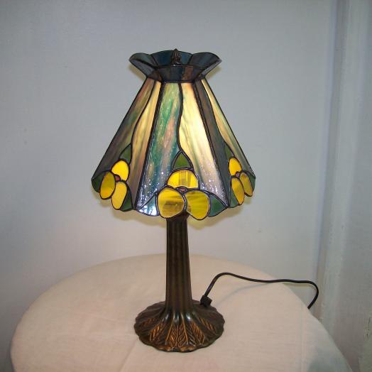 Lampe tiffany avec des fleures jaunes