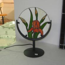 Lampe tiffany ronde avec une fleur rouge