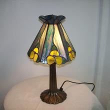 Lampe tiffany avec des fleures jaunes