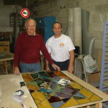 Nicolas et Jean-Pierre posant devant un vitrail